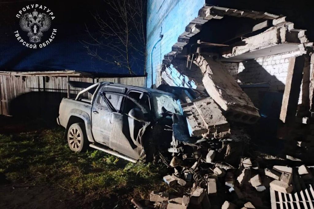 Прокуратура контролирует разбирательство по факту аварии в Тверской области, где погибли два человека