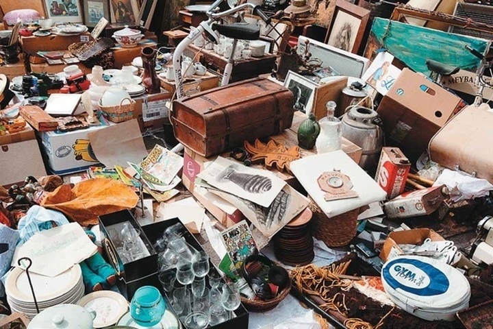 La Sindrome di Diogene: Quando l&#039;Accumulo di Oggetti Sostituisce le Relazioni Umane