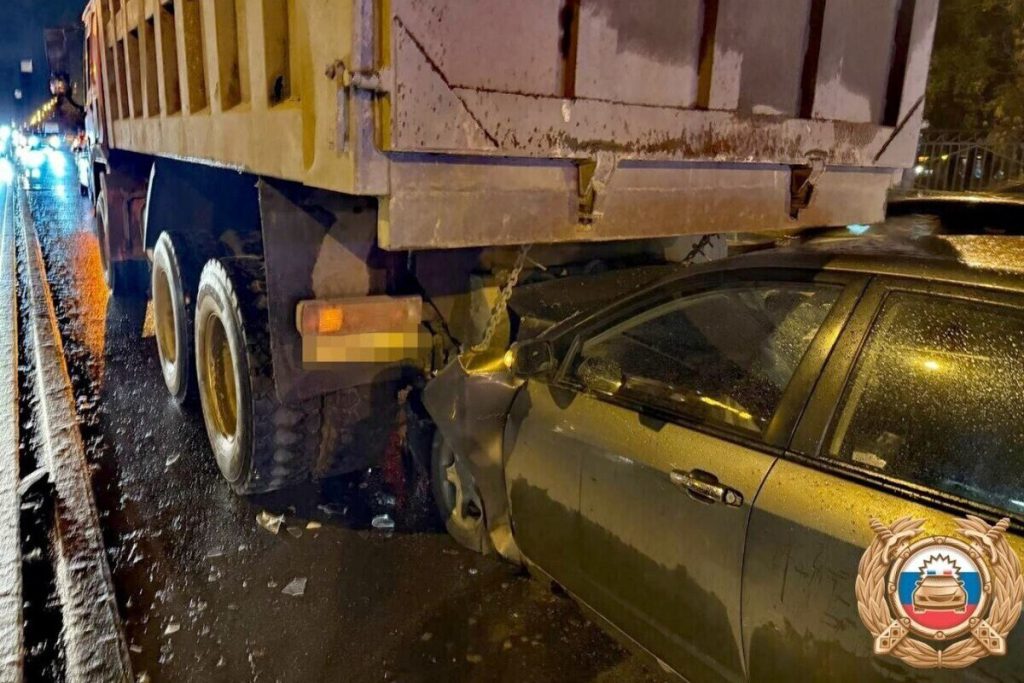 В Твери водитель иномарки влетел в самосвал: есть пострадавший