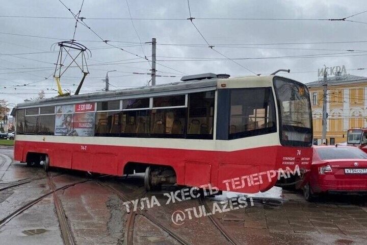 Skoda влетела в трамвай в Центральном районе Тулы
