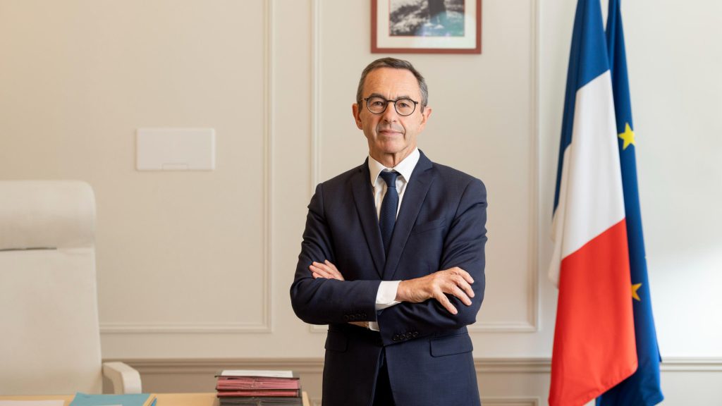 Progetto di budget francese sotto attacco: il capo dei Repubblicani Bruno Retailleau dichiara che è invotabile per la destra