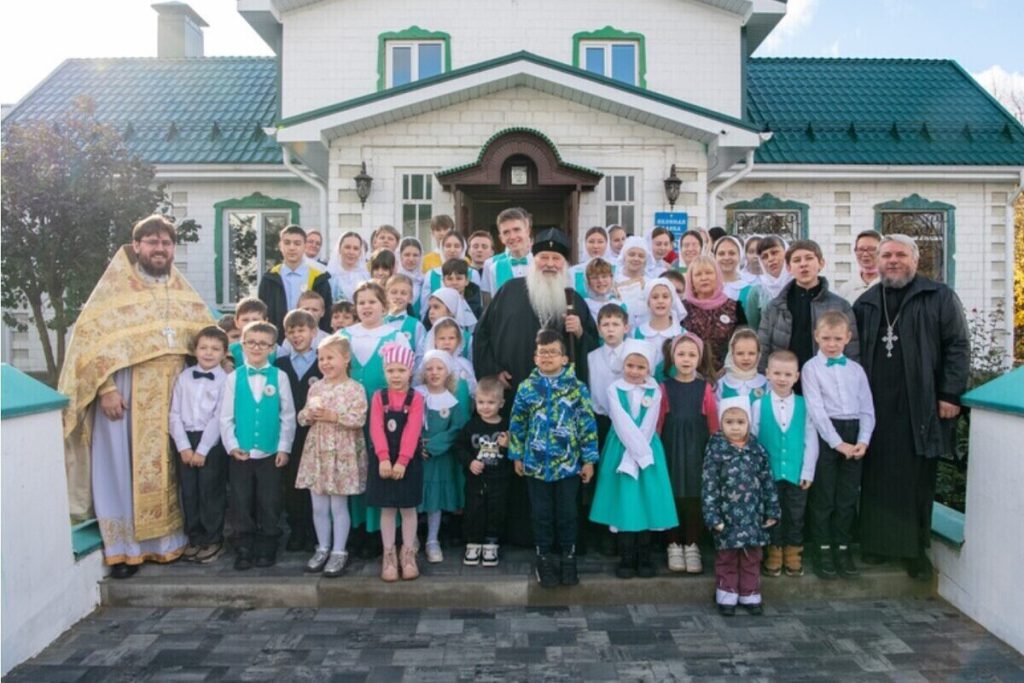 Metropolita Tichon Celebra la Divina Liturgia nella Scuola Domenicale del Tempio di Iver a Orel in un Momento di Grande Importanza Spirituale per la Comunità Ortodossa Russa