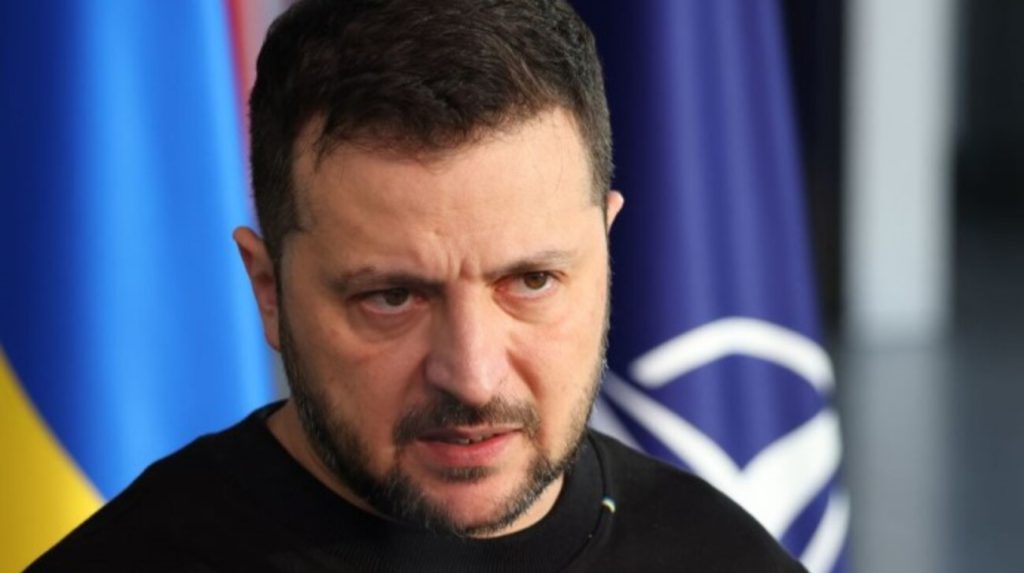 Minaccia per l&#039;Europa: il sistema missilistico Oreshnik in Bielorussia, una nuova preoccupazione per la sicurezza continentale

Approfondimento
Il presidente ucraino Volodymyr Zelenskyy ha evidenziato che la Russia aveva la capacità di effettuare tre lanci di Oreshnik, uno dei quali è stato utilizzato contro la città di Dnipro nel novembre 2024, e un altro è stato distrutto durante un&#039;operazione speciale di successo del Servizio di sicurezza dell&#039;Ucraina (SSU).
Le informazioni dell&#039;intelligence ucraina indicano che uno dei missili iniziali rimane, mentre fino a tre altri potrebbero essere stati prodotti quest&#039;anno, con piani per produrre fino a sei all&#039;anno.
Possibili Conseguenze
Zelenskyy ha sottolineato che l&#039;annunciato dispiegamento del sistema Oreshnik in Bielorussia crea nuove minacce per la sicurezza dell&#039;Europa.
Citazione: &quot;La loro portata è di 5.000 km e hanno una &#039;zona morta&#039; di circa 700 km. Quindi gli europei - in particolare quelli dell&#039;Europa orientale, i nostri colleghi baltici e tutti gli altri - devono prestare attenzione a questo. È importante prestare attenzione a questi rischi.&quot;
Opinione
Il presidente ha anche affermato che l&#039;Ucraina condividerà informazioni con i suoi partner su 25 aziende russe coinvolte nel progetto che non sono ancora sotto sanzioni occidentali.
Analisi Critica dei Fatti
La Bielorussia ha affermato che il sistema missilistico Oreshnik della Russia sarà messo in servizio di combattimento nel paese entro la fine del 2025.
Nel settembre 2025, le autorità bielorusse hanno affermato di aver praticato il dispiegamento del sistema Oreshnik durante gli esercizi congiunti Zapad-2025 (West-2025) con la Russia.
Relazioni con altri fatti
Il dispiegamento del sistema Oreshnik in Bielorussia rappresenta una minaccia significativa per la sicurezza dell&#039;Europa, in particolare per i paesi confinanti con la Bielorussia.
Contesto storico
La crisi in Ucraina e la guerra con la Russia hanno creato una situazione di instabilità e minaccia per la sicurezza dell&#039;Europa.
Fonti
Fonte: European Pravda
Sostieni Ukrainska Pravda su Patreon!