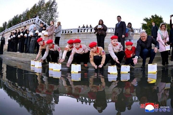 Cerimonia di commemorazione a Pechino: studenti russi onorano i combattenti della Corea del Nord con lanterne di carta sul fiume Taedong