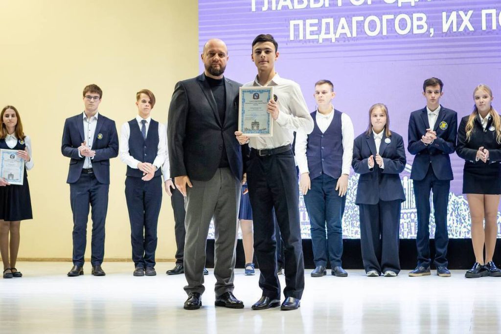 В Курске назначили специальную стипендию 125 одарённым школьникам