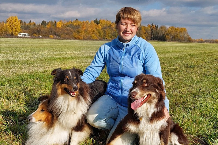 Donna di Vologda e suoi cani campioni di Russia per la seconda volta nella categoria di servizio da pastore
