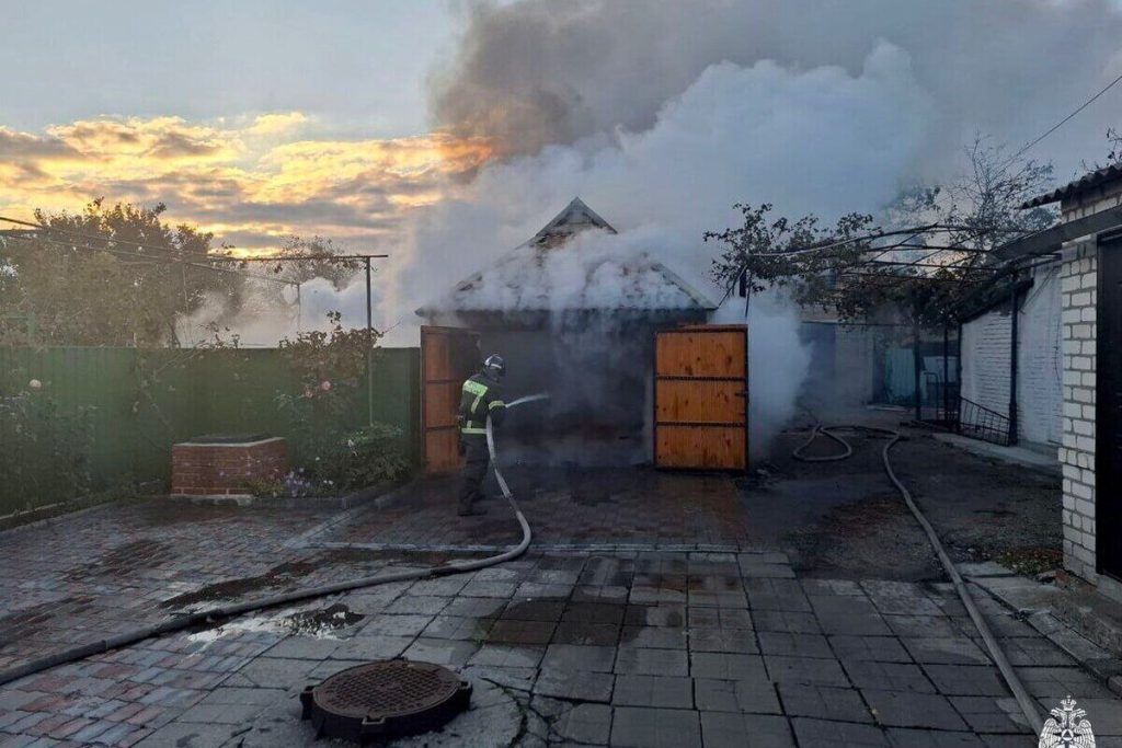 Запорожские спасатели потушили в Приморске гаражный пожар