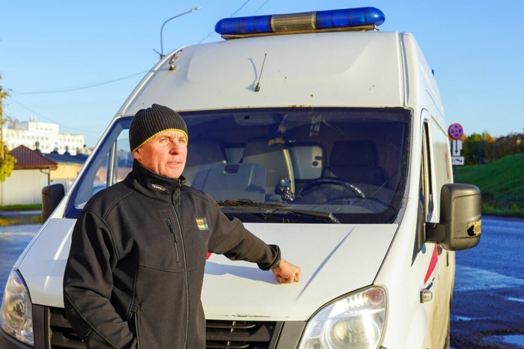 Новгородский Минздрав поздравил с Днем отца 12-детного слесаря