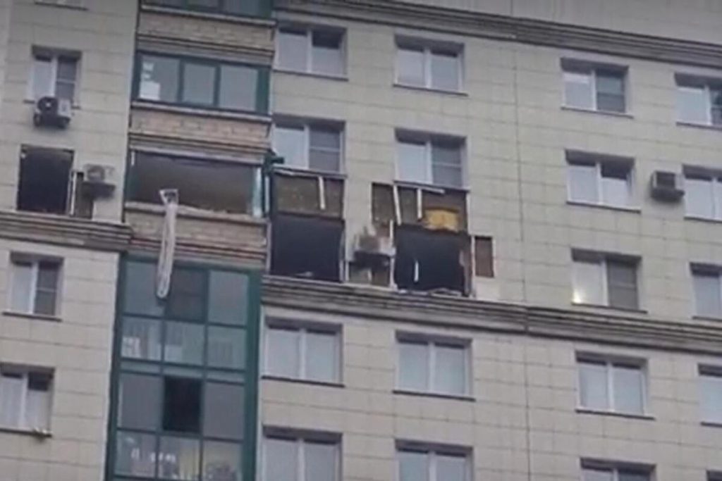 Danni a Kraasnegorsk: l&#039;impatto di un drone su un edificio residenziale nella regione di Mosca solleva preoccupazioni sulla sicurezza