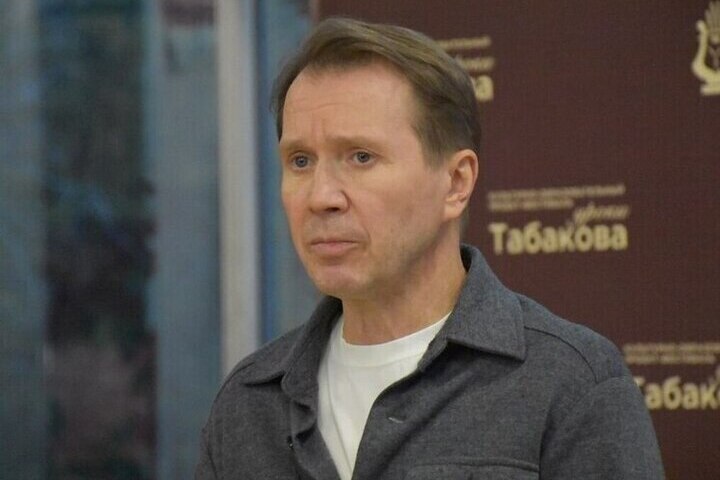 Evgenij Mironov e Marina Zudina onorano la memoria di Oleg Tabakov nel festival culturale Lezioni di Tabakov a Saratov