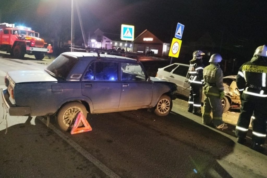 Водитель ВАЗа устроил массовую аварию и скончался по дороге в больницу в Воронежской области