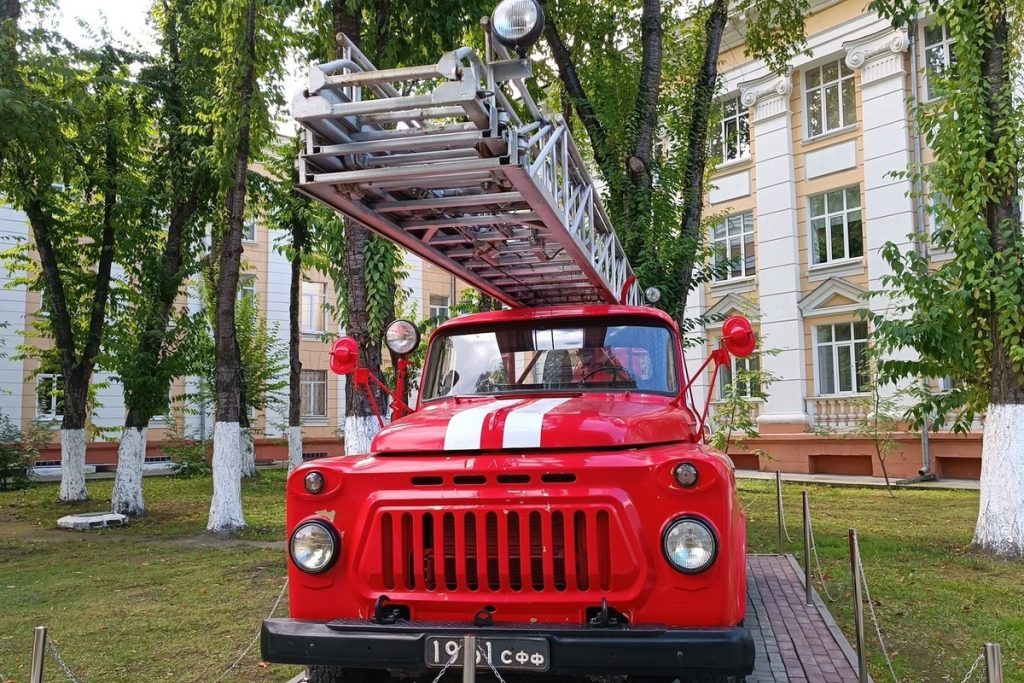 Incendi nella regione di Zauralye: 12 fuochi spenti in sole 24 ore, una vittoria per la sicurezza pubblica e l&#039;ambiente