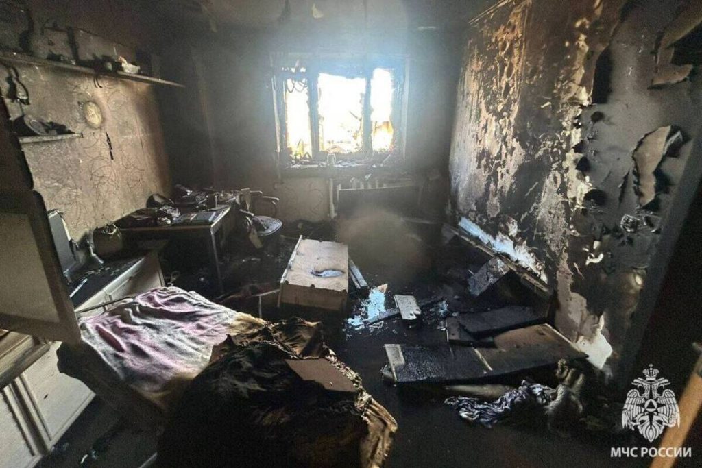 Новгородцы спасли женщину из горящей квартиры на Хутынской улице