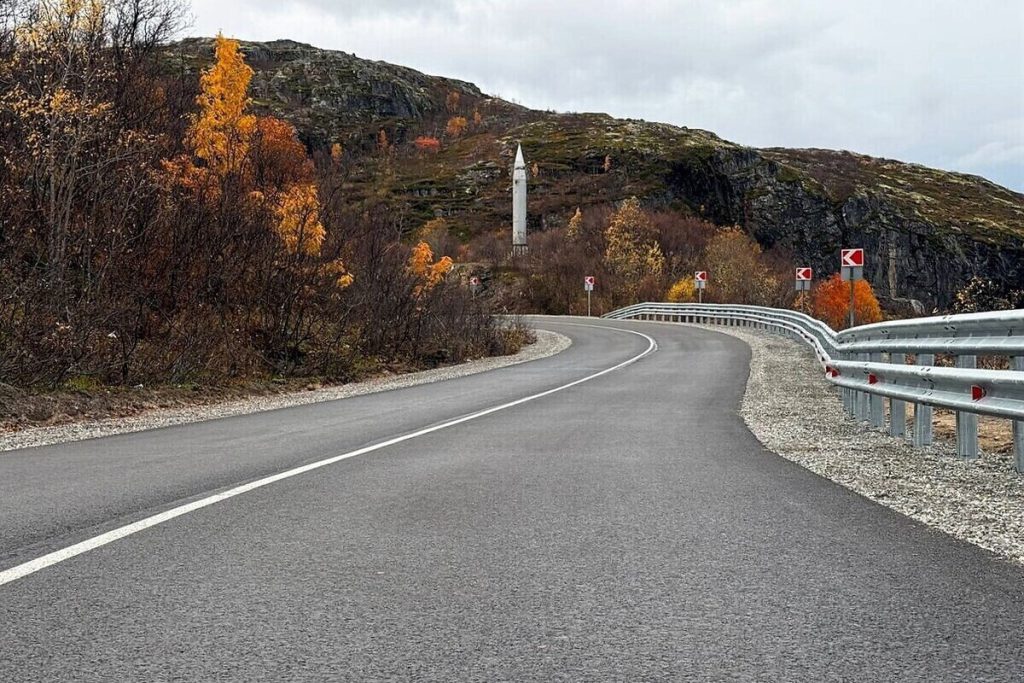 Rinnovamento della strada a Zaozersk: un progetto di successo che migliora la viabilità e la sicurezza nella regione di Nerpichya