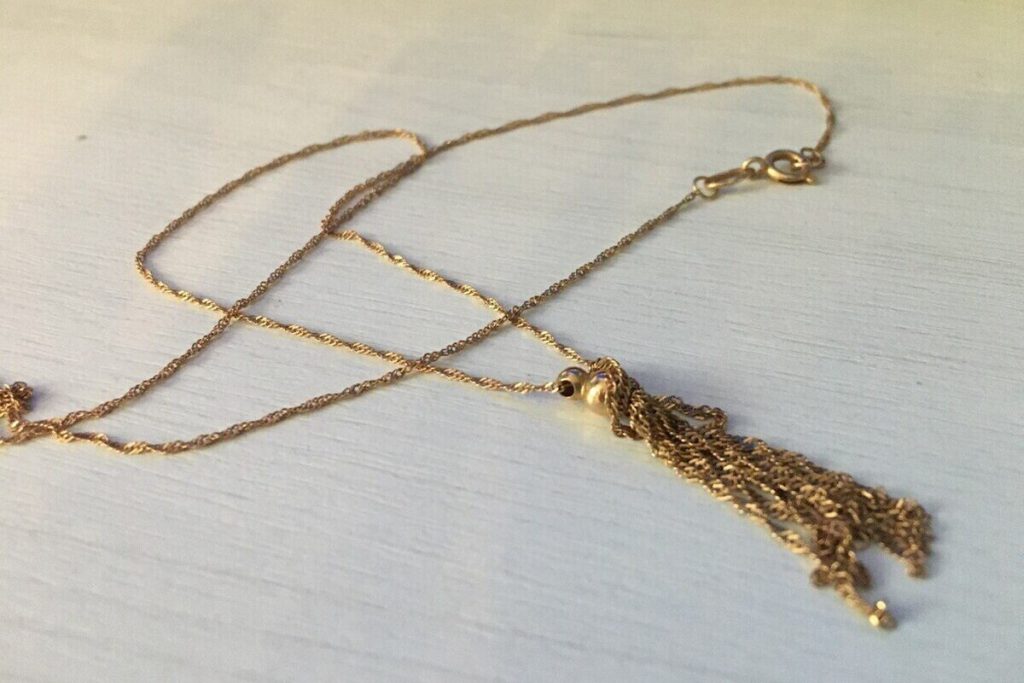 В Воронеже задержали юношу, сорвавшего в кафе цепочку с посетительницы