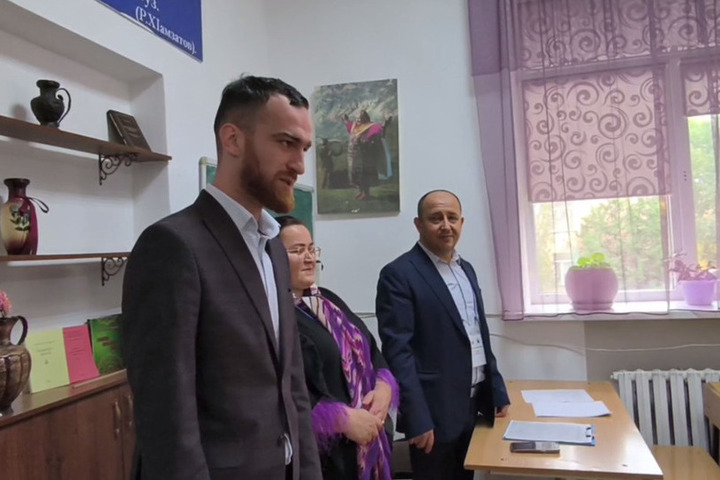 Глава Миннаца Дагестана написал диктант на родном кумыкском языке