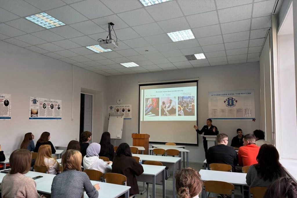 Iniziative anti-droga: un agente di polizia parla con gli studenti dell&#039;Università di Rjazan per prevenire il consumo di sostanze illegali