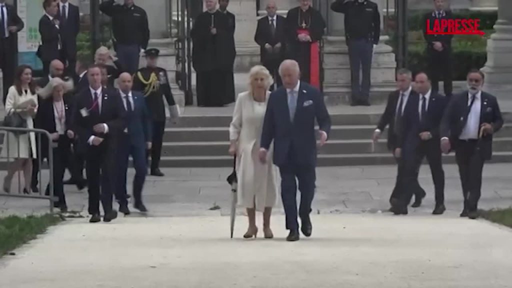 Re Carlo III scherza con bimbi Scuola San Paolo: “Ottimo inglese, meglio del mio Italiano”