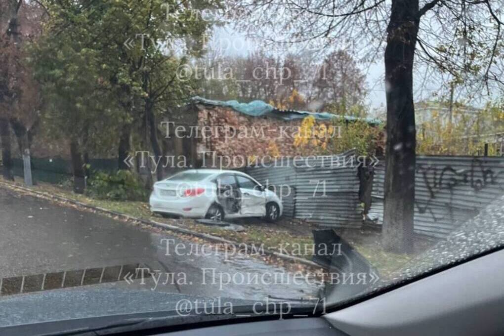 Легковушка впечаталась в забор после ДТП на Тургеневской и Пушкинской в Туле