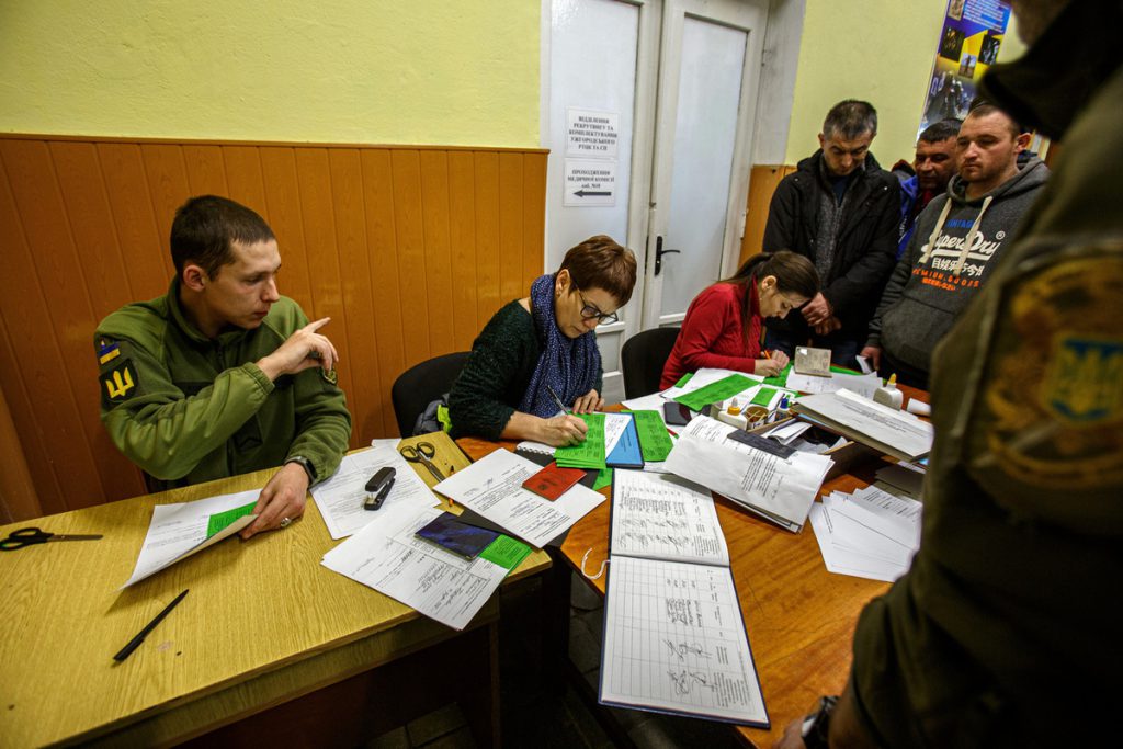Uso di gas lacrimogeno contro civili in Ucraina: un caso di violazione dei diritti umani nella mobilitazione nazionale