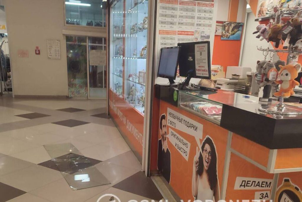 На посетителя воронежского торгового центра упало витринное стекло