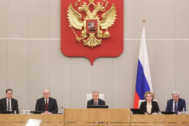 Спикер Госдумы предложил обсудить, сколько карт можно иметь одному гражданину