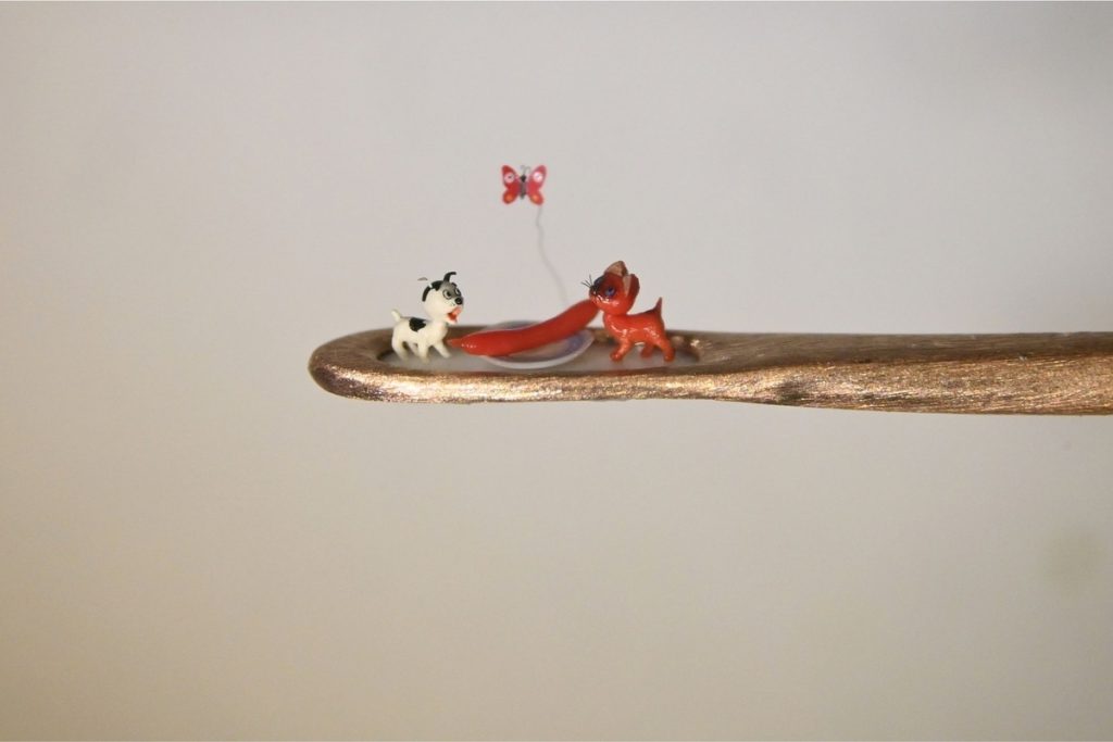 Новосибирский «Левша» поместил героев мультика &#034;Котёнок по имени Гав&#034; в ушко иголки