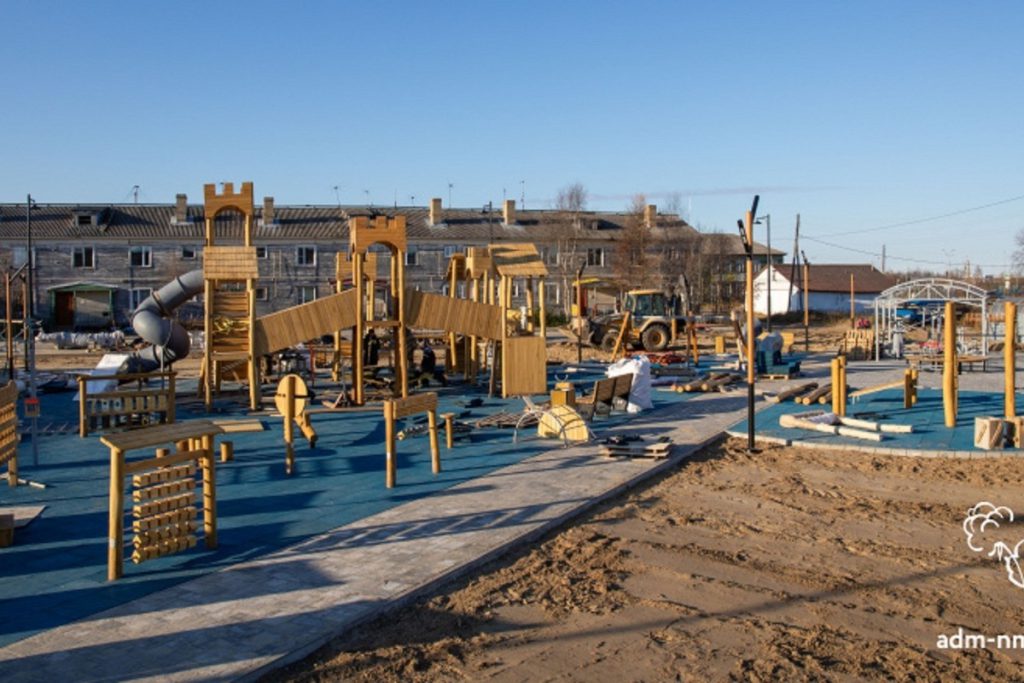 На Калмыкова в Нарьян-Маре бетонируют основание детского городка