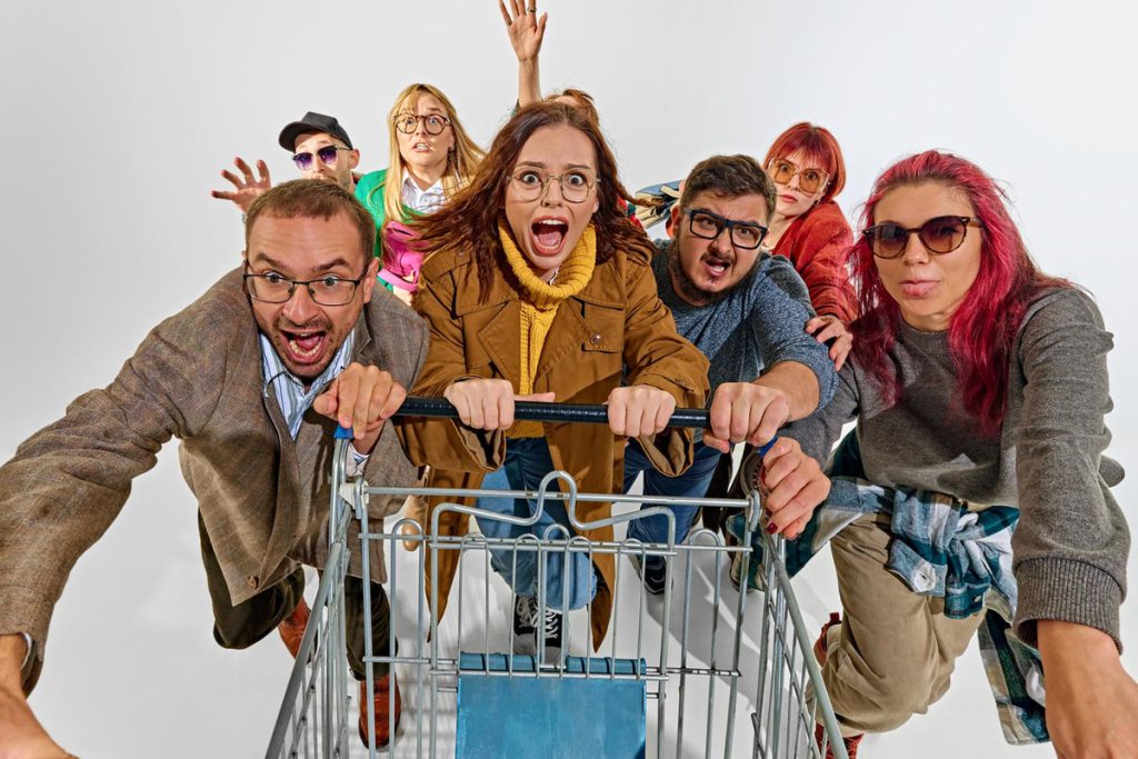 Il Mercato Alimentare in Germania: Concentrazione e Concorrenza 

Approfondimento
 Il mercato dei prodotti alimentari in Germania è caratterizzato da una forte concorrenza tra i grandi gruppi di distribuzione. Edeka, in particolare, mantiene la sua posizione di leader grazie alla sua ampia rete di negozi e alla sua capacità di offrire una vasta gamma di prodotti ai consumatori.

Possibili Conseguenze
 La concentrazione del mercato dei prodotti alimentari in Germania potrebbe avere conseguenze sulla concorrenza e sulla scelta dei consumatori. La presenza di pochi grandi player potrebbe limitare la possibilità di ingresso di nuovi competitor e ridurre la varietà di opzioni disponibili per i consumatori.

Opinione
 Nonostante la forte presenza di Edeka e Schwarz-Gruppe, i consumatori tedeschi sembrano apprezzare la qualità e la convenienza offerte da questi grandi gruppi di distribuzione. Tuttavia, è importante che il mercato rimanga aperto e concorrenziale per garantire la scelta e la qualità dei prodotti per i consumatori.

Analisi Critica dei Fatti
 I dati sul mercato dei prodotti alimentari in Germania mostrano una chiara tendenza verso la concentrazione del mercato. Tuttavia, è importante considerare anche gli aspetti positivi della presenza di grandi gruppi di distribuzione, come la capacità di offrire una vasta gamma di prodotti e servizi ai consumatori.

Relazioni con altri fatti
 La situazione del mercato dei prodotti alimentari in Germania è strettamente legata alla situazione economica del paese e alle abitudini di consumo dei tedeschi. La crisi economica e le tendenze di consumo sostenibile potrebbero influenzare la domanda di prodotti alimentari e la scelta dei consumatori.

Contesto storico
 Il mercato dei prodotti alimentari in Germania ha subito notevoli cambiamenti negli ultimi decenni, con la crescita dei grandi gruppi di distribuzione e la riduzione del numero di negozi di piccole dimensioni. Questo processo di concentrazione ha portato a una maggiore efficienza e a una riduzione dei costi, ma anche a una riduzione della varietà e della scelta per i consumatori.

Fonti
 Le informazioni contenute in questo articolo sono basate su dati e notizie pubblicate da Rusdeutsch, un sito di notizie che fornisce informazioni sulla Germania e sugli eventi internazionali in lingua russa.