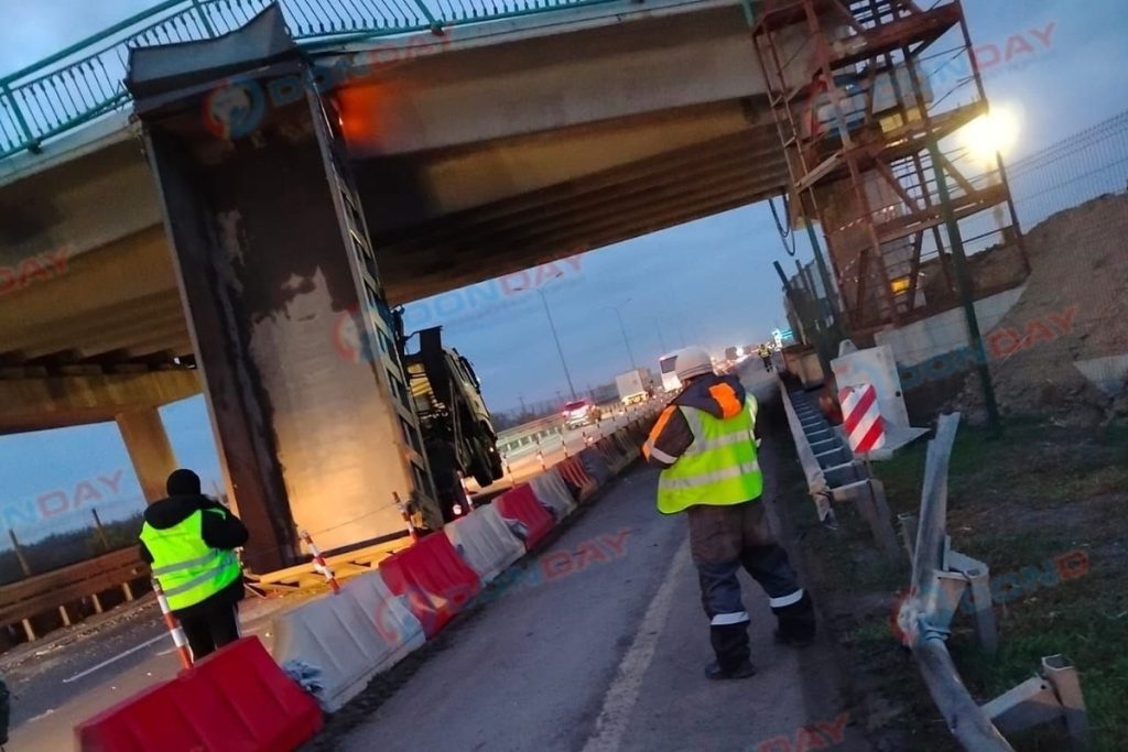 В Ростовской области грузовик открытым кузовом подпёр мост под на М-4 «Дон»