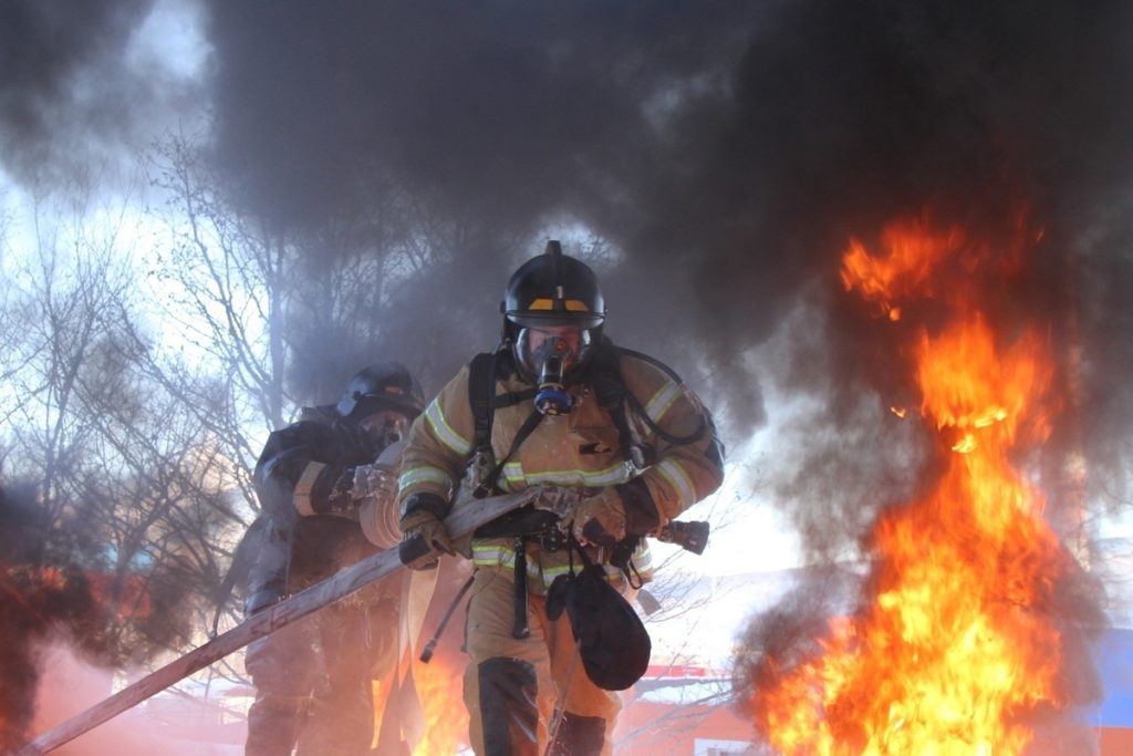 Incendio in casa rurale a Mokhovatka vicino a Voronež i vigili del fuoco salvano una persona con successo