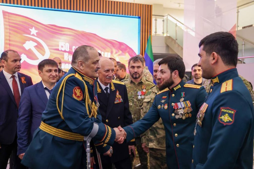 Меликов объявил о повышении единовременной выплаты контрактникам до 2 млн рублей