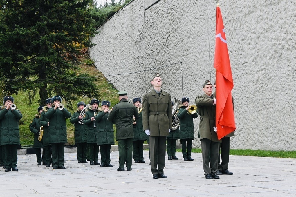 В Волгограде передали копию Знамени Победы астраханским юнармейцам