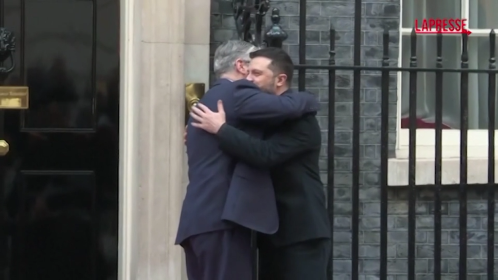 Zelensky a Londra, l’abbraccio con Starmer a Downing Street