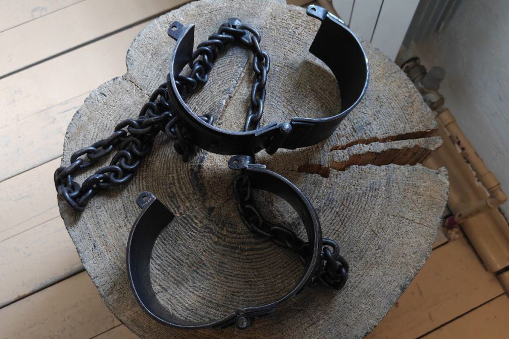 Калининградец попытался прибить знакомую тарелкой с ужином