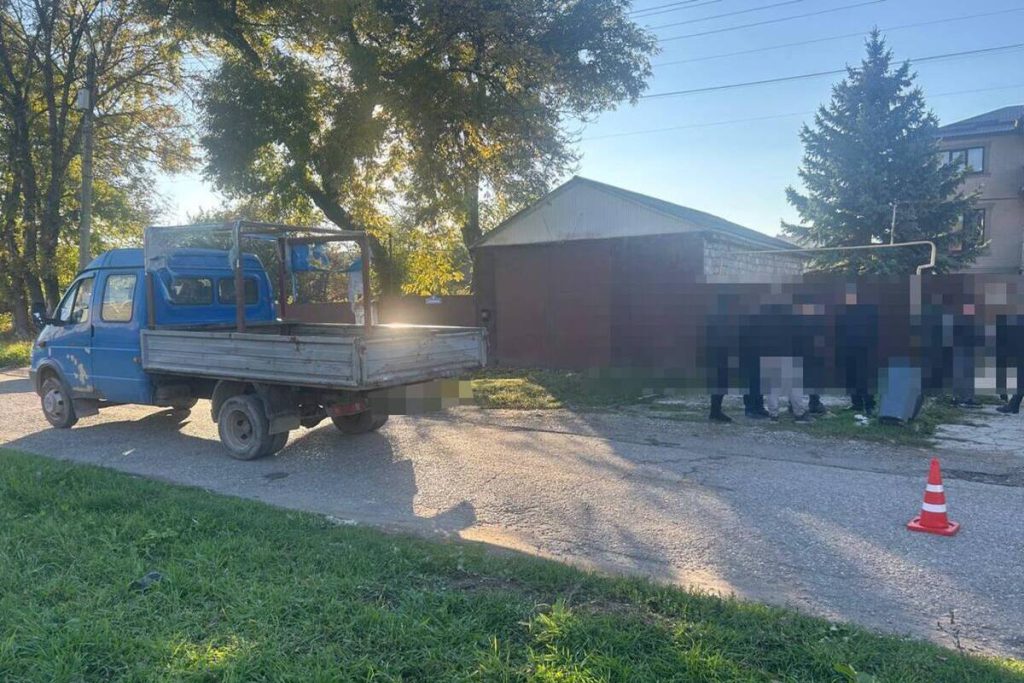В Кисловодске парень погиб при падении из грузовика