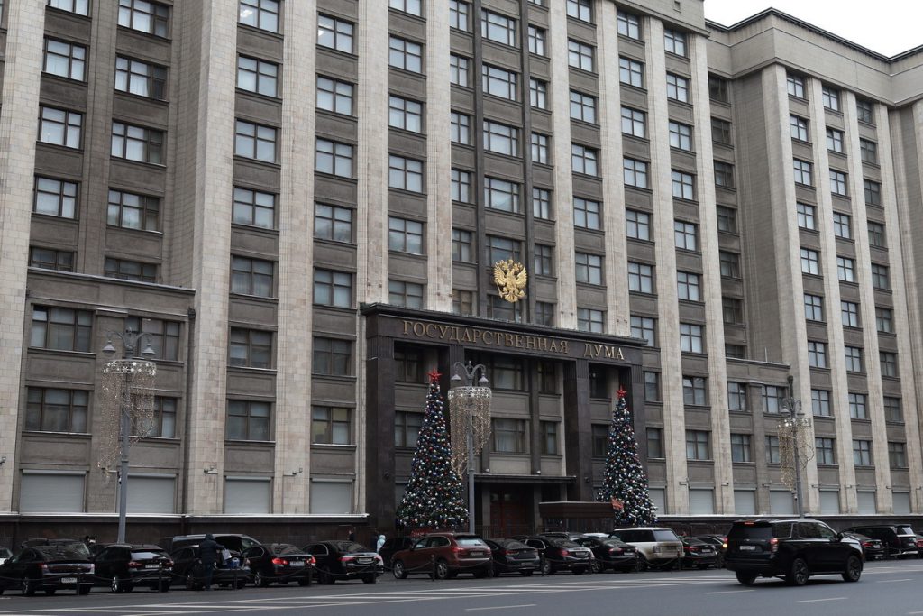 Стало известно, кому повысят зарплату в 2026 году