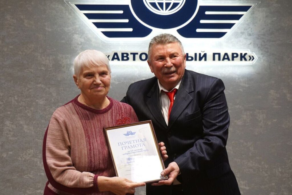 Работников новгородского пассажирского транспорта поздравили и вручили грамоты