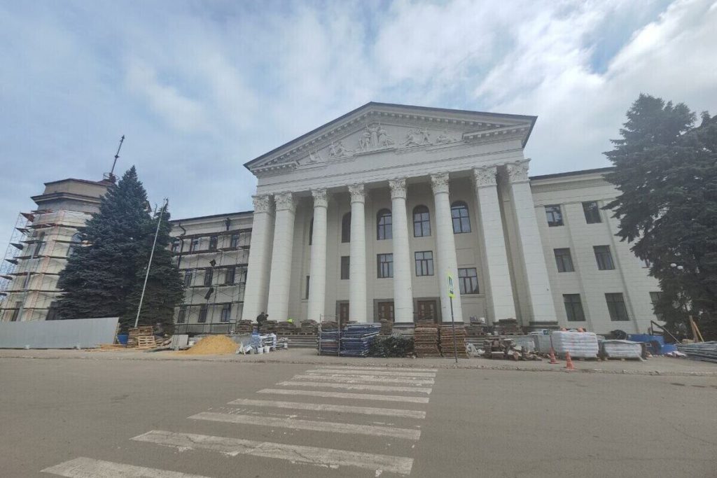 Отреставрированные скульптуры вновь украсили фасад Дворца культуры в Краснодоне