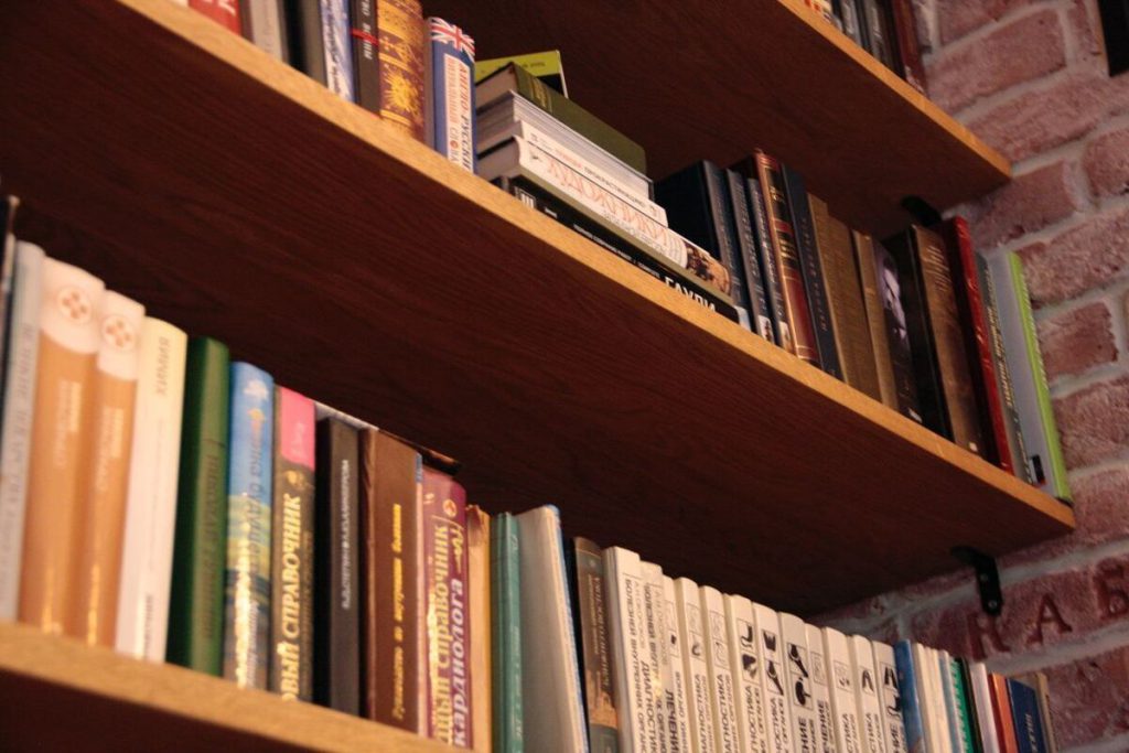 В Ленобласти 15 учебных заведений поборются за титул самой читающей школы России