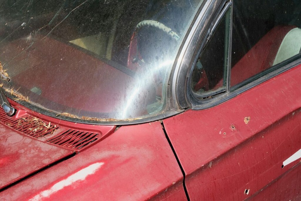 Полиция Ельца задержала дебошира за порчу машины таксиста