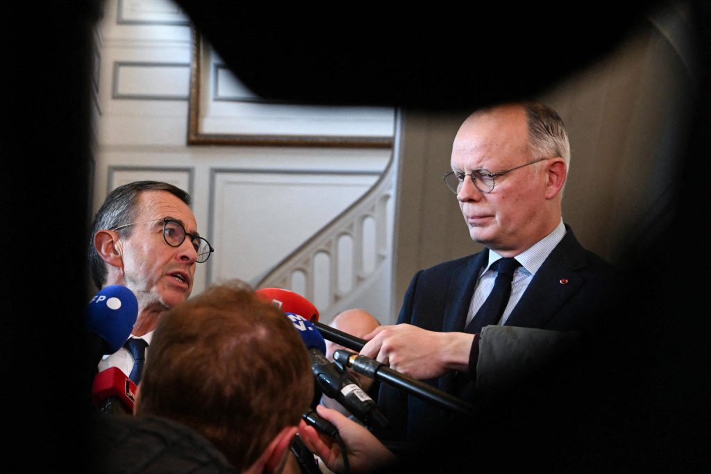 Crisi politica in Francia: Philippe e Retailleau rompono con Macron per affermare la loro indipendenza 

Approfondimento
La situazione politica attuale in Francia è caratterizzata da una certa instabilità, con i partiti di destra che cercano di ridefinire le loro posizioni e strategie. Philippe e Retailleau, leader rispettivamente di Horizons e di LR, hanno deciso di rompere con la tradizione di sostegno incondizionato a Emmanuel Macron, cercando di affermare la loro indipendenza e autonomia.

Possibili Conseguenze
La rottura con Macron potrebbe avere conseguenze significative per i partiti di destra, sia in termini di immagine pubblica che di strategia politica. La scelta di Philippe e Retailleau potrebbe essere vista come un tentativo di rafforzare la loro posizione all&#039;interno della destra francese, ma potrebbe anche essere percepita come un segno di debolezza e divisione.

Opinione
È difficile prevedere come si evolverà la situazione politica in Francia, ma è chiaro che la destra è alla ricerca di una nuova identità e di una strategia vincente. La scelta di Philippe e Retailleau potrebbe essere un passo importante in questa direzione, ma sarà necessario attendere gli sviluppi futuri per valutare l&#039;efficacia di questa mossa.

Analisi Critica dei Fatti
La decisione di Philippe e Retailleau di rompere con Macron è il risultato di una serie di fattori, tra cui la crisi politica attuale e la necessità di ridefinire le posizioni dei partiti di destra. La scelta di affermare la loro indipendenza e autonomia potrebbe essere vista come un tentativo di rafforzare la loro posizione all&#039;interno della destra francese, ma potrebbe anche essere percepita come un segno di debolezza e divisione.

Relazioni con altri fatti
La situazione politica in Francia è influenzata da una serie di fattori, tra cui la crisi economica, la questione migratoria e la sicurezza nazionale. La scelta di Philippe e Retailleau potrebbe essere vista come un tentativo di rispondere a queste sfide e di affermare la loro leadership all&#039;interno della destra francese.

Contesto storico
La destra francese ha una lunga storia di divisioni e conflitti interni, con i partiti che hanno spesso lottato per affermare la loro indipendenza e autonomia. La scelta di Philippe e Retailleau potrebbe essere vista come un tentativo di rompere con questa tradizione e di creare una nuova identità per la destra francese.

Fonti
Il presente articolo è basato su informazioni provenienti da Le Figaro, un quotidiano francese di informazione. Per ulteriori informazioni, si consiglia di consultare l&#039;articolo originale pubblicato su Le Figaro.