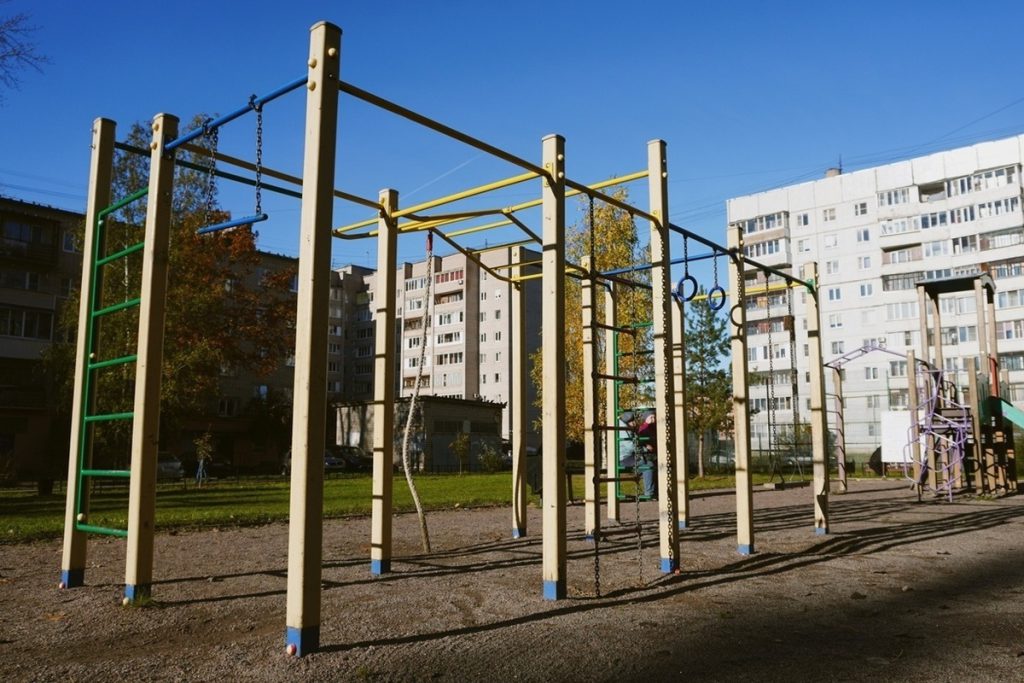 Усилиями двух ТОС в Великом Новгороде появились спортивная и детская площадки