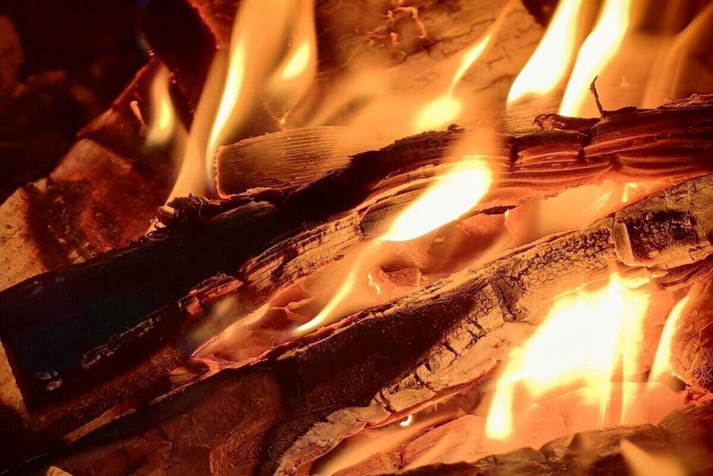 Incendio devastante a Umba: edificio residenziale in legno distrutto, indagini in corso