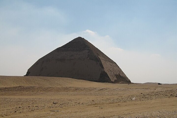 Туристка упала внутрь египетской пирамиды на глубину 80 метров