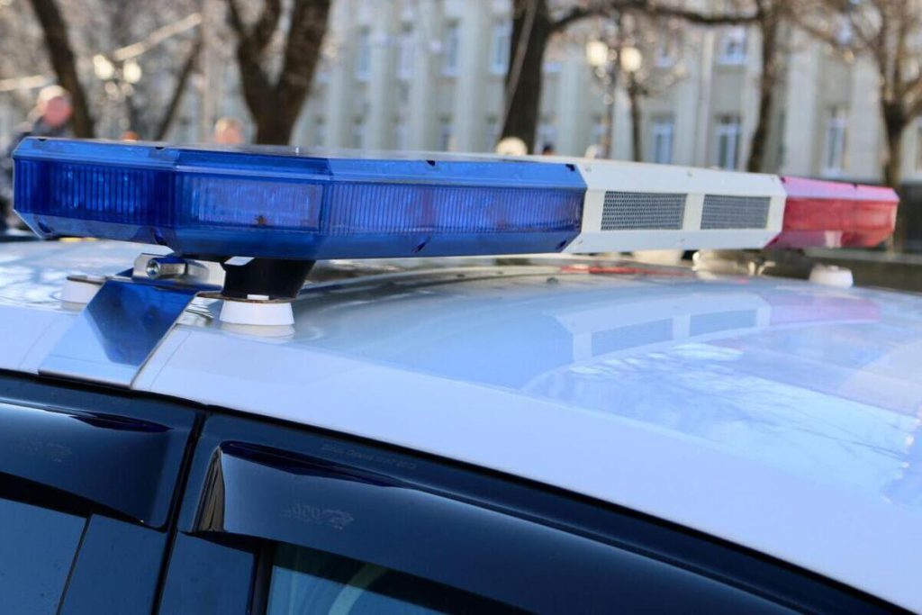 Incidente stradale nel distretto di Neftëkumsk: due persone ferite, analisi e riflessioni sulla sicurezza stradale