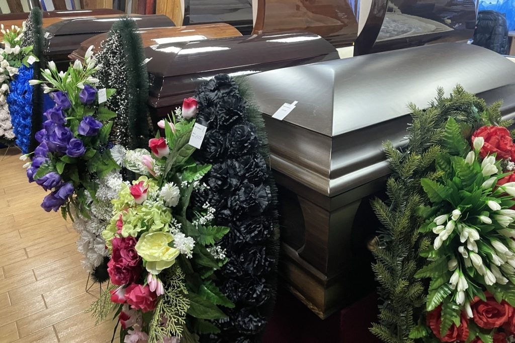 Truffa a Kalingrad: Ex Dipendente di Agenzia Funebre Accusato di Frode ai Danni di un Cittadino