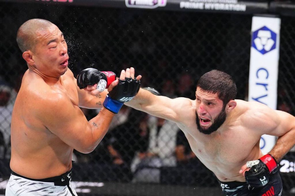 Дагестанский боец Алискеров одержал победу на турнире UFC в Абу-Даби