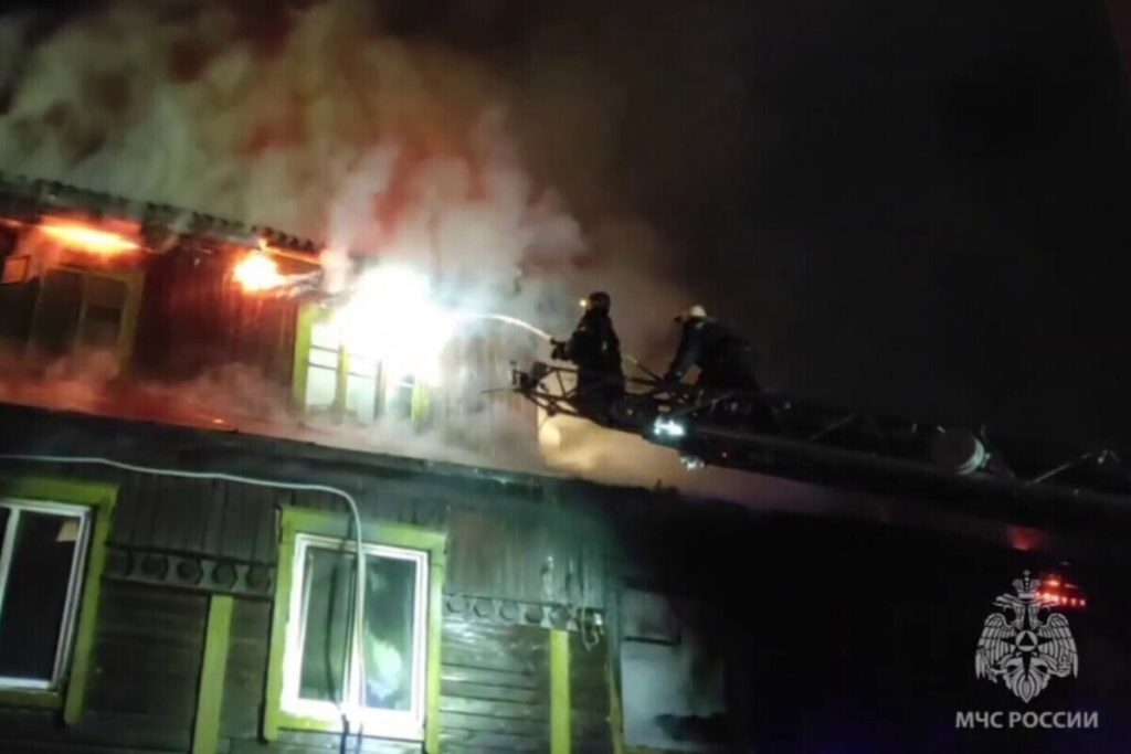 Incendio a Novosibirsk: quattro vittime e un allarme sulla sicurezza antincendio negli edifici residenziali