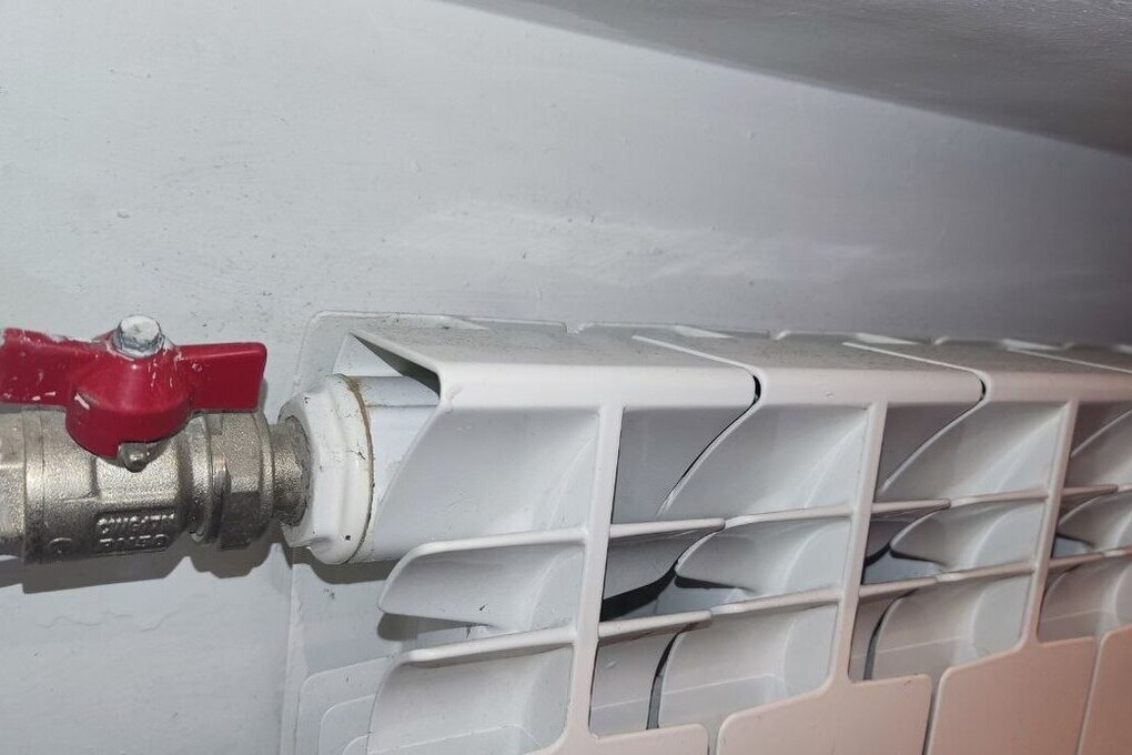 В некоторых домах и зданиях Мурманска отключат отопление и горячую воду